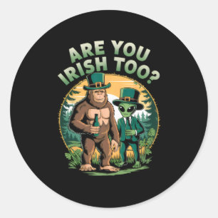 Bigfoot and Alien Drinking Beer Funny St Patricks Runder Aufkleber