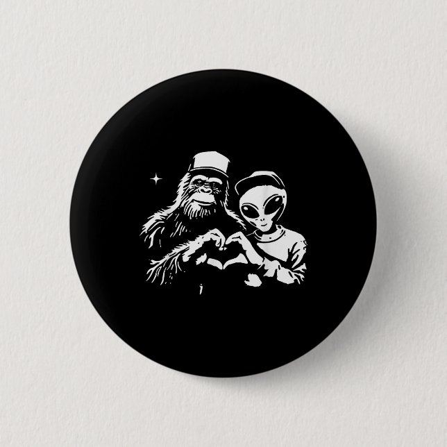 Bigfoot and Alien Heart Hands Funny Valentines Big Button (Vorderseite)