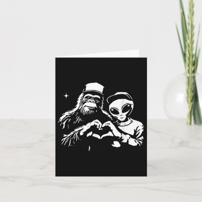 Bigfoot and Alien Heart Hands Funny Valentines Big Karte (Vorderseite)