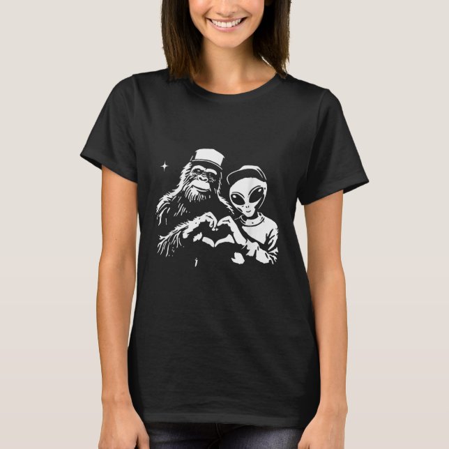 Bigfoot and Alien Heart Hands Funny Valentines Big T-Shirt (Vorderseite)