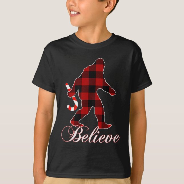 Bigfoot Buffalo Plaid Believe Candy Cane Christmas T-Shirt (Vorderseite)