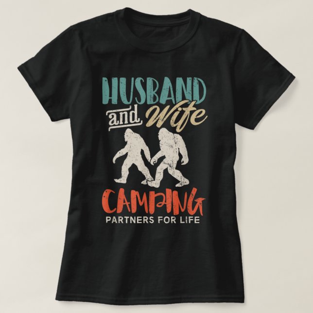 Bigfoot Camping Couple_s Day Ehefrau Sasquatc T-Shirt (Design vorne)