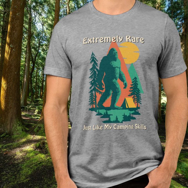 BigFoot Camping Wald Berge Lustig Benutzerdefinier Tri-Blend Shirt (Von Creator hochgeladen)