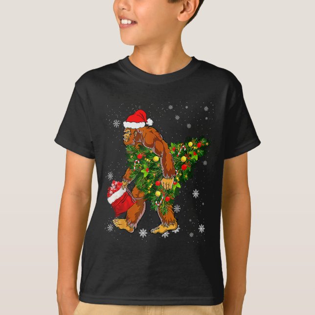 Bigfoot Carrying Christmas Tree Sasquatch Believer T-Shirt (Vorderseite)