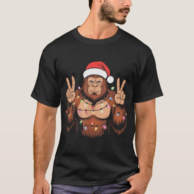 Bigfoot Christmas Tree Lights Funny Xmas Sasquatch T-Shirt (Vorderseite)