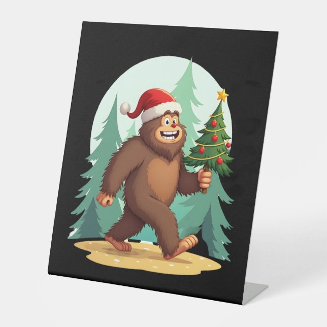 Bigfoot Christmas Tree Santa Hat (2) Sockelschild (Vorderseite)
