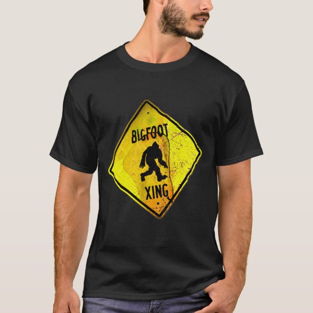 Bigfoot Crossing Sign T-Shirt (Vorderseite)