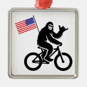 Bigfoot Cycling American Flag Ornament Aus Metall