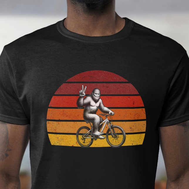 Bigfoot Cycling Retro Sonnenuntergang Silhouette f T-Shirt (Von Creator hochgeladen)