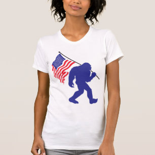 Bigfoot, das die amerikanische Flagge trägt T-Shirt