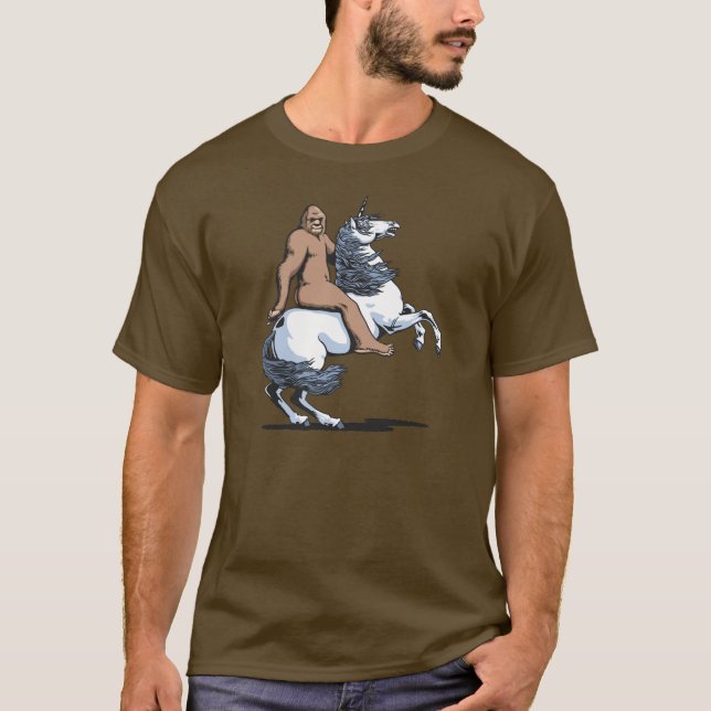 Bigfoot, der ein Einhorn reitet T-Shirt (Vorderseite)