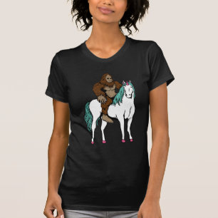 Bigfoot, der ein Einhorn reitet T-Shirt
