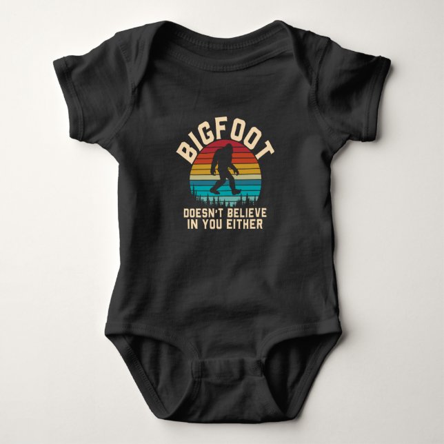 Bigfoot Doesn't Believe in you | Bigfoot Retro Baby Strampler (Vorderseite)