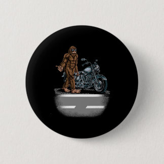 Bigfoot Fahren eines Motorrads, das versucht, eine Button