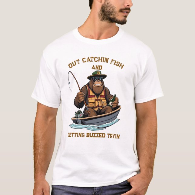 Bigfoot Fishing and Drinking T-Shirt (Vorderseite)
