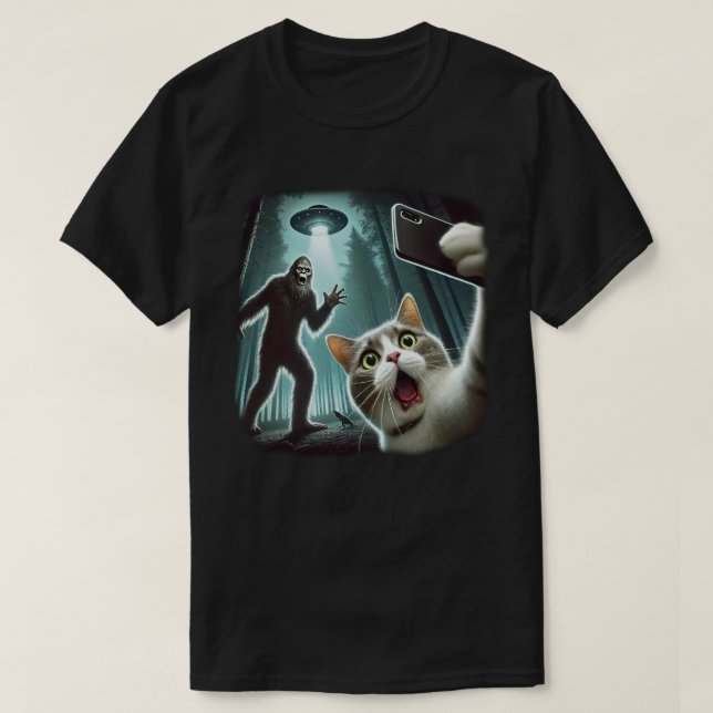 Bigfoot Fotobombs Katze Selfie mit UFO im Wald T-Shirt (Design vorne)