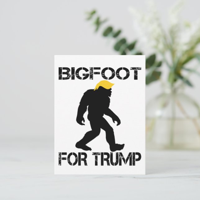 Bigfoot für Trump-Wahlen 2024 Postkarte (Stehend Vorderseite)
