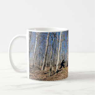 Bigfoot geht im Wald spazieren Kaffeetasse