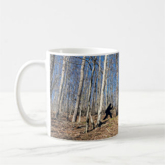 Bigfoot geht im Wald spazieren Kaffeetasse