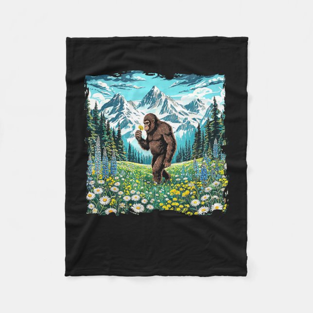Bigfoot geht in Blumenfeld Wald Sasquatch Fleecedecke (Vorderseite)