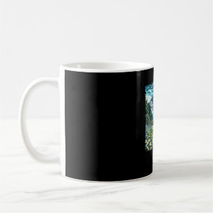 Bigfoot geht in Blumenfeld Wald Sasquatch Kaffeetasse