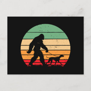 Bigfoot geht mit Deutschem Drahthaar Hund Vin Postkarte