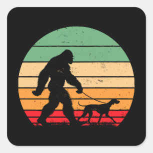 Bigfoot geht mit Deutschem Drahthaar Hund Vin Quadratischer Aufkleber