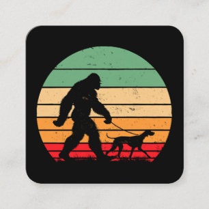 Bigfoot geht mit deutschem kurzhaarigem Vorstehhun Quadratische Visitenkarte