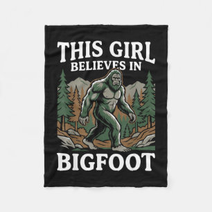 Bigfoot-Gläubiger Mädchen Sasquatch-Wald-Kryptid f Fleecedecke