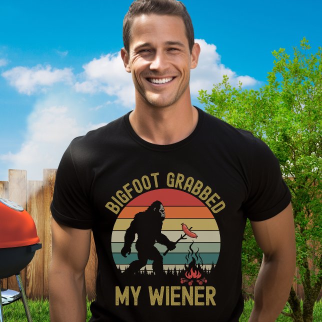 Bigfoot Grabbed My Wiener – Funny Sasquatch Hot do T-Shirt (Von Creator hochgeladen)
