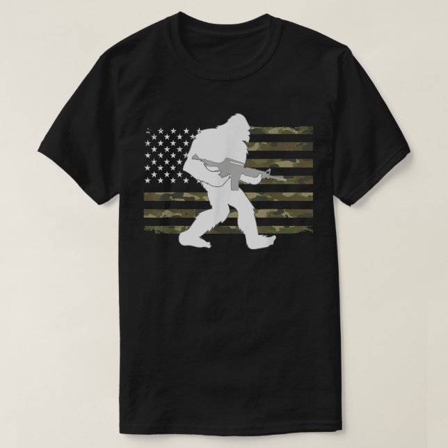 Bigfoot Gun Owner Camo US American Flag Sasquatch T-Shirt (Design vorne)