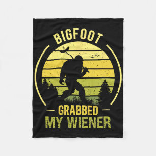 Bigfoot hat mein Wiener gepackt Lustiges Bbq Sasqu Fleecedecke