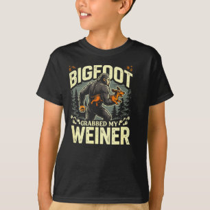 Bigfoot hat mein Würstchen funny Camping Humor  T-Shirt