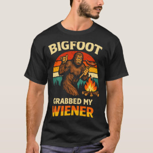 Bigfoot hat mein Würstchen Funny Hiking Lagerfeuer T-Shirt