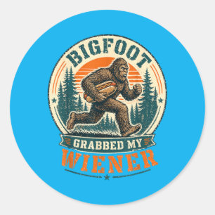 Bigfoot hat Wiener gepackt Lustiger Hot-Dog-Pun Mä Runder Aufkleber