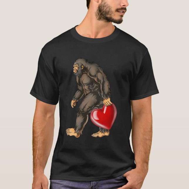 Bigfoot Heart Valentinstag Liebe Sasquatch Funny T-Shirt (Vorderseite)