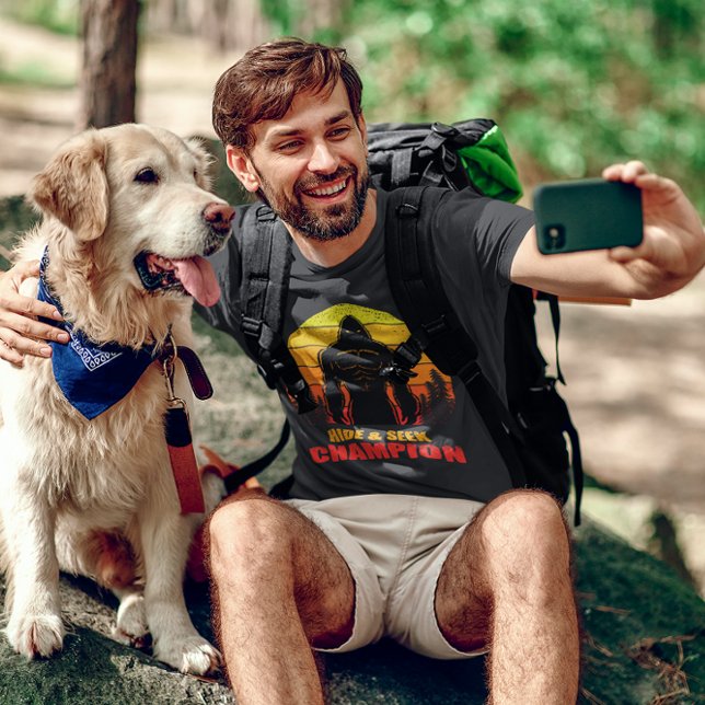 Bigfoot Hide und suchen Champion Funny Gift T-Shirt (Von Creator hochgeladen)