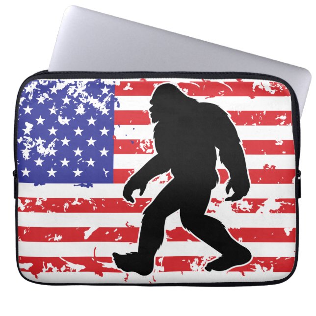Bigfoot in einer amerikanischen Flagge Laptopschutzhülle (Vorderseite)