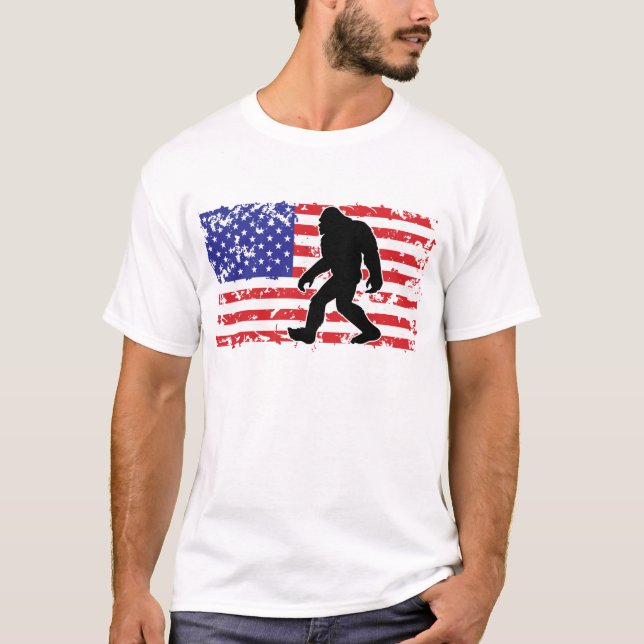 Bigfoot in einer amerikanischen Flagge T-Shirt (Vorderseite)