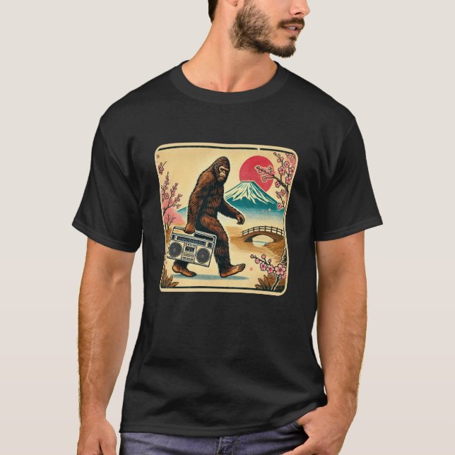 Bigfoot in Japan – 80s Retro T-Shirt (Vorderseite)