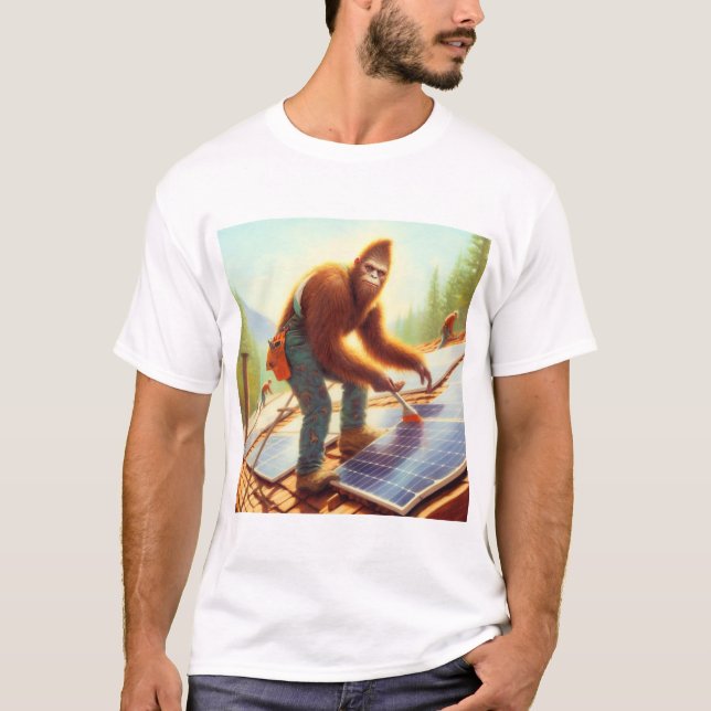 Bigfoot Installing Solar Panels T-Shirt (Vorderseite)