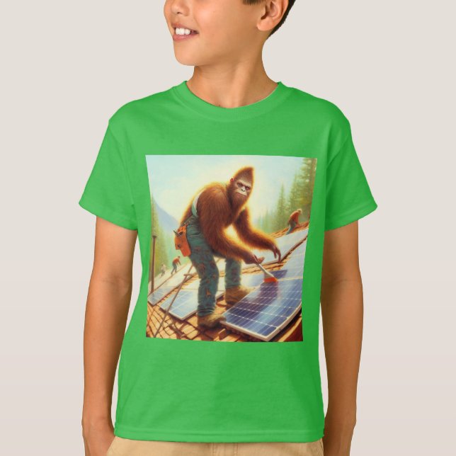 Bigfoot Installing Solar Panels T-Shirt (Vorderseite)