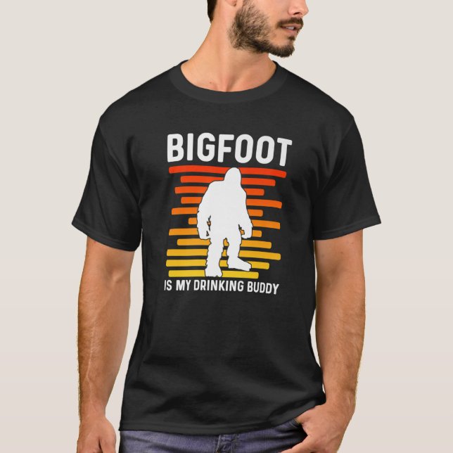 Bigfoot ist mein Trinken Buddy Retro Sasquatch T-Shirt (Vorderseite)