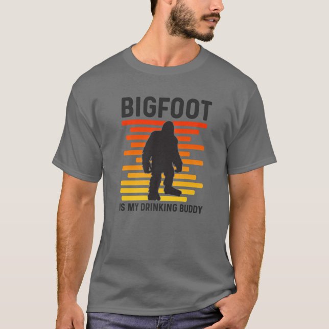 Bigfoot ist mein Trinken Buddy Retro Sasquatch T-Shirt (Vorderseite)