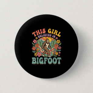 Bigfoot-Mädchen glaubt an Wald-Blumen-Sonnenunterg Button