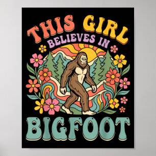 Bigfoot-Mädchen glaubt an Wald-Blumen-Sonnenunterg Poster