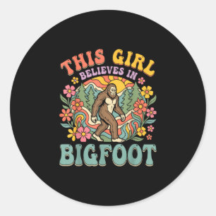 Bigfoot-Mädchen glaubt Wald Blumen Sonnenuntergang Runder Aufkleber