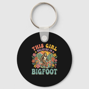 Bigfoot-Mädchen glaubt Wald Blumen Sonnenuntergang Schlüsselanhänger