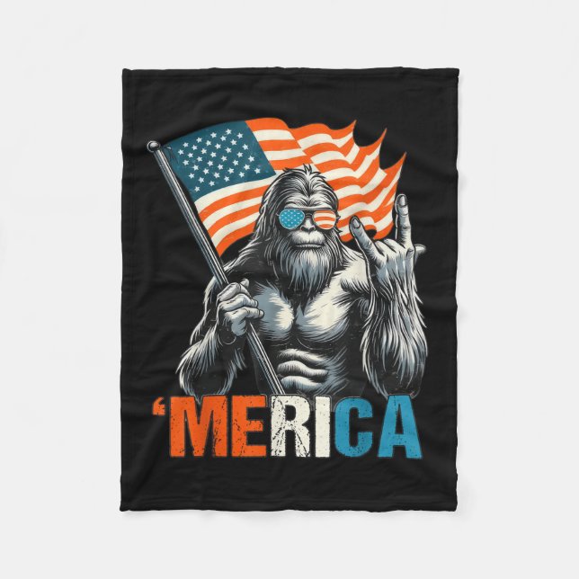 Bigfoot Merica Rock American Flag Patriotic 4. Fleecedecke (Vorderseite)