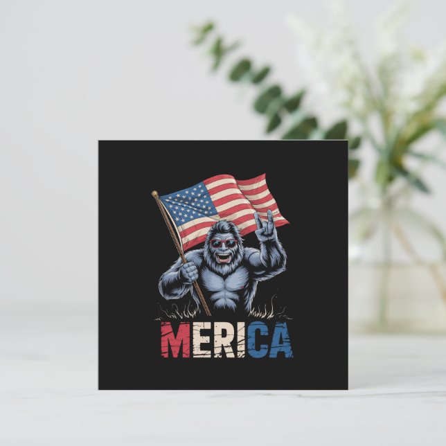 Bigfoot Merica Rock American Flag Patriotic Einladung (Stehend Vorderseite)
